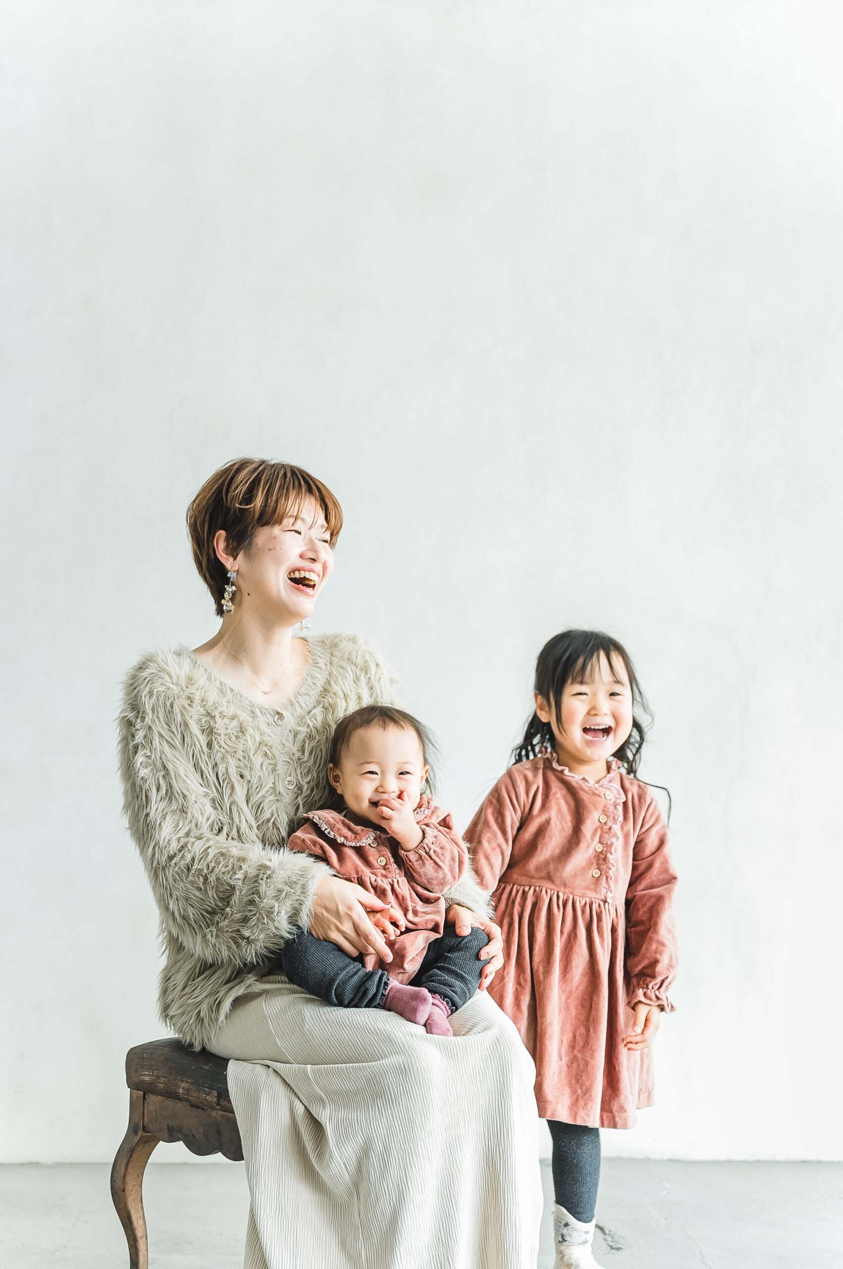 1歳の手と家族の手