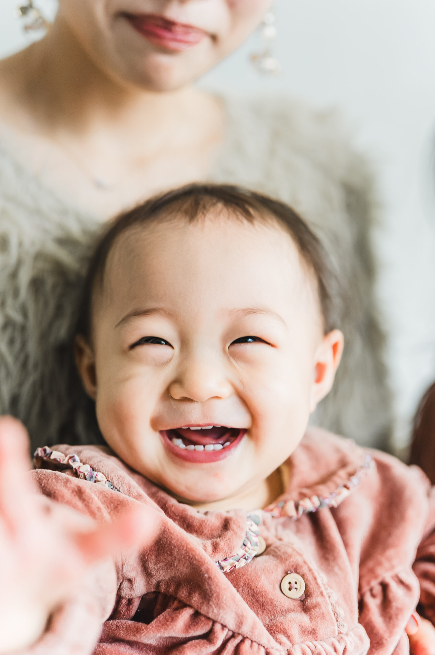 笑いあう家族の横顔